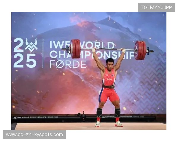 举重选手抓举动作一气呵成